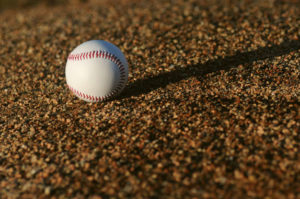 esSENSiel - Balle de Baseball sur sol au soleil couchant